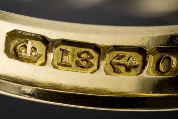 Poinçons sur les bijoux en or : comment bien les lire ?